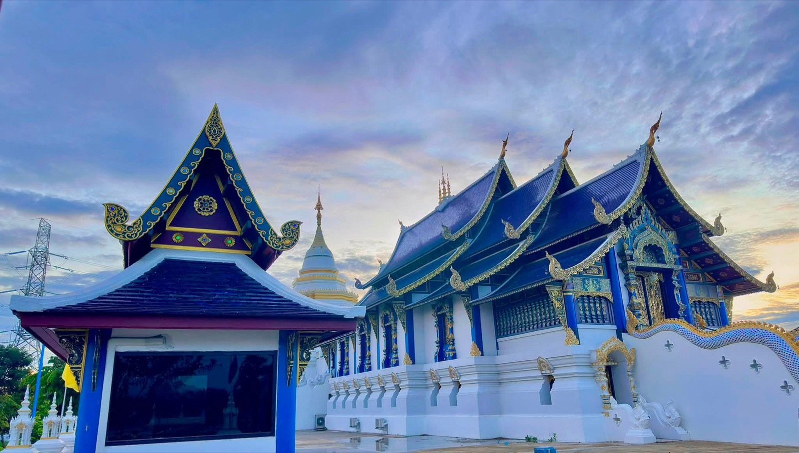 พระอุโบสถสีขาวหลังคาน้ำเงินประดับลายทอง วัดในสังกัดคณะสงฆ์ธรรมยุต จังหวัดลพบุรี